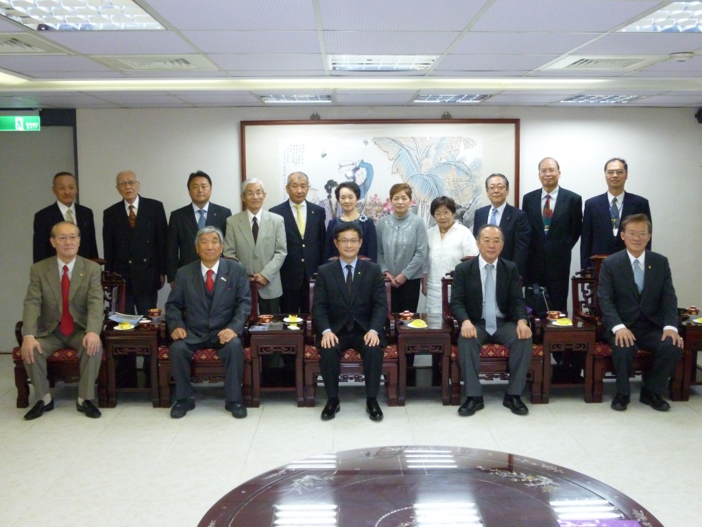 台北市議会10階会議室で意見交換後の記念撮影。前列右から林市議、鈴木、周副議長、川合会長、光沢理事